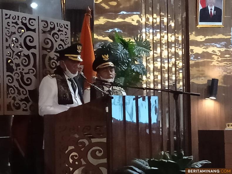 Bupati Pesisir Selatan, Rusma Yul Anwar dan Wakil Bupati Rudi Hariyansyah, saat sampaikan pidato politiknya pada acara serah terima jabatan dalam rapat paripurna DPRD. Foto: Humas Pessel