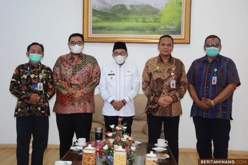 I Direktur IPDN Sumatera Barat (Baso) Tun Huseno bersama rombongan saat bertemu dengan Bupati Tanah Datar Eka Putra. Foto: Irfan F