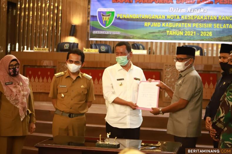 Bupati Rusma Yul Anwar menerima Nota kesepakatan rancangan awal RPJMD dari Ketua DPRD, Ermizen. Foto: Humas Pessel