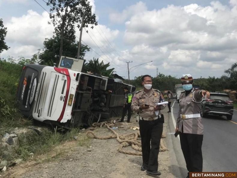 Petugas Satlantas Polres Musi Banyuasin olah TKP kecelakaan Bus Sambodo. Foto: Suhanews