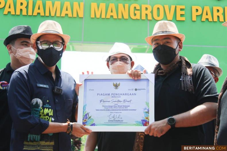 Menteri Pariwisata dan Ekonomi kreatif sandiaga Uno serahkan sertifikat desa terbanyak sebagai peserta ADWI 2021 bagi Sumatera Barat diterima langsung Wakil Gubernur Audy.