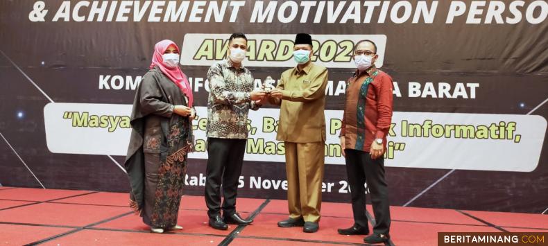 Bupati Limapuluh Kota Irfendi Arbi menerima penghargaan Achievement Motivation Person dari Komisi Informasi Sumbar di Padang, Rabu 25/11/2020).