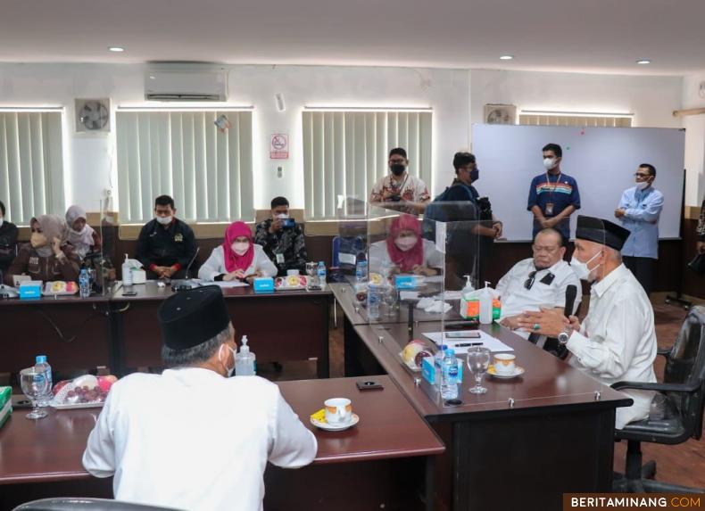 Gubernur Mahyeldi saat menerima kunjungan Ketua DPD RI AA La Nyalla Mahmud Mattalitti dan sejumlah anggota Komite DPD RI di Padang, Jumat (26/11/2021).