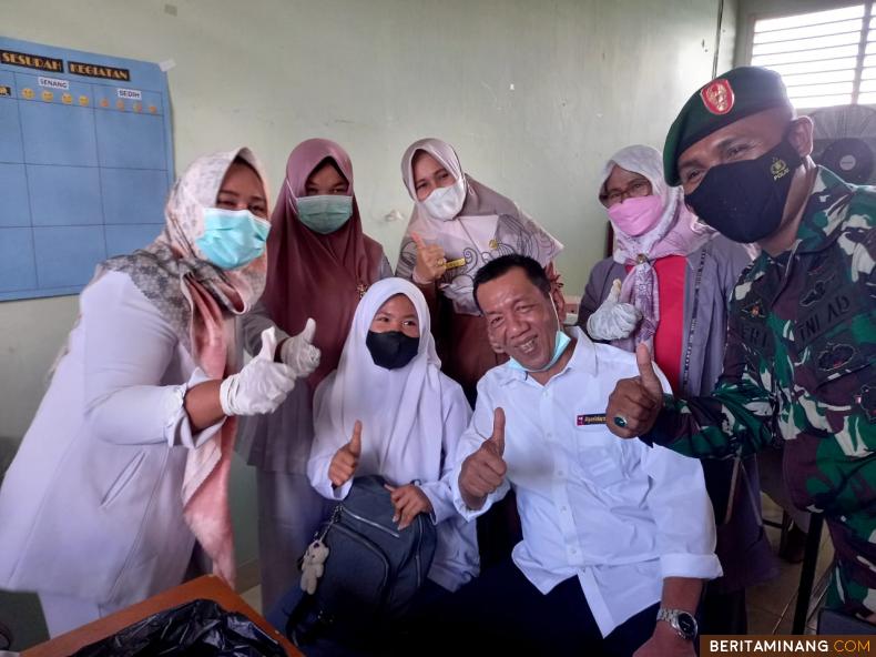 Bupati Rusma Yul Anwar, bersama pelajar yang jalani vaksinasi di SMKN 1 Sutera. Foto: Humas Pessel