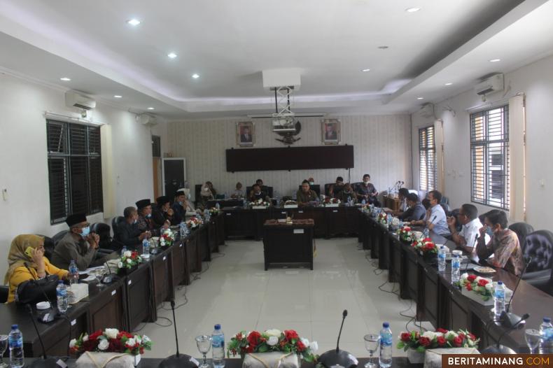 Suasana sidang di DPRD Kota Solok mengusulkan pengesahan pengangkatan Paslon Walikota dan Wakil Walikota Terpilih. Foto: Kominfo Kota Solok