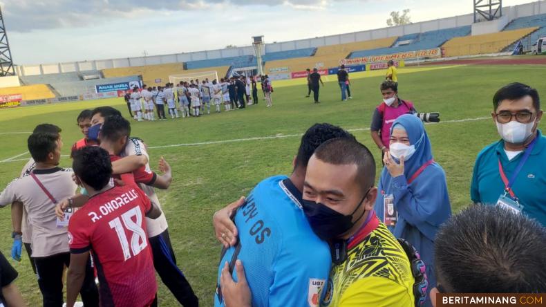 Wagub Sumbar Audy Joinaldy saat memeluk official Semen Padang FC usai pertandingan di Stadion Kaharudin Nasution Pekanbaru, Senin (29/11/2021).