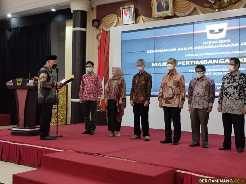 Majelis Pertimbangan Kelitbangan Provinsi Sumatera Barat Tahun 2021 - 2025 saat dikukuhkan Gubernur Mahyeldi.
