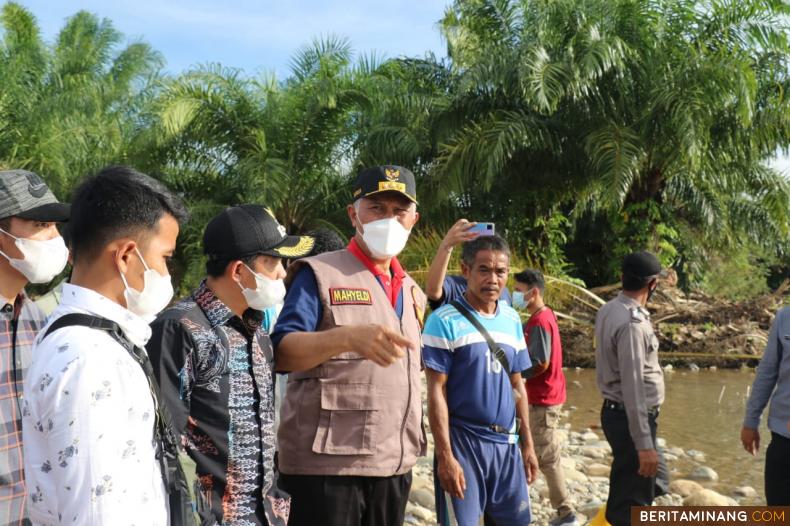 Gubernur Sumatera Barat Mahyeldi saat meninjau lokasi rawan banjir di Tapan, Pessel.