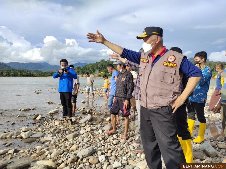 Gubernur Sumatera Barat Mahyeldi Ansharullah saat tinjau daerah rawan banjir di Nagari Binjai Kecamatan Ranah Ampek Nagari Tapan Pessel.