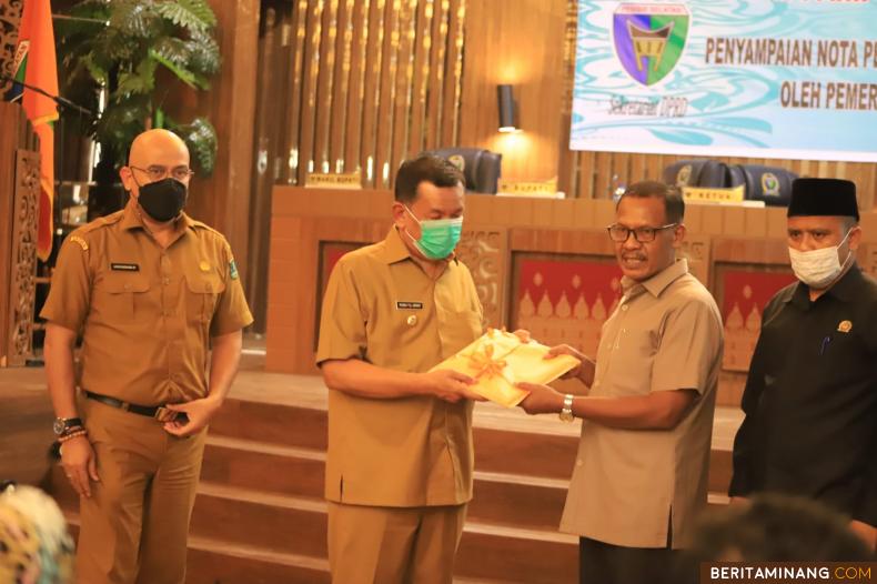 Bupati Pesisir Selatan Rusma Yul Anwar sampaikan bundel Nota KUA-PPAS APBD Tahun 2022. Foto: Humas Pessel