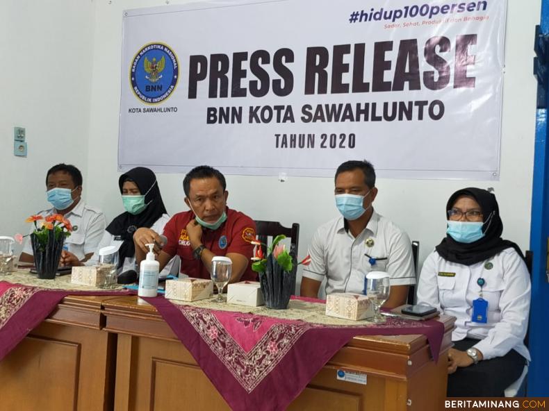 Ka BNN Kota Sawahlunto Erlis didampingi para Kasi dan Kasubag dalam acara press Realeas kemarin Selasa 29/12/20 .foto : Iyos
