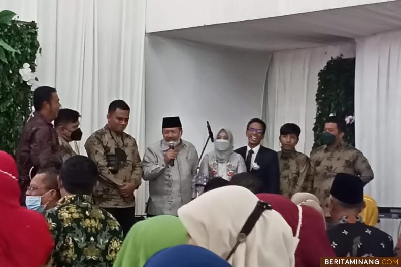 Bupati Agam Andri Warman saat di daulat memberi sambutan pada resepsi pernikahan putra mantan  Sekda Agam Matias Wanto dt.Maruhun.
