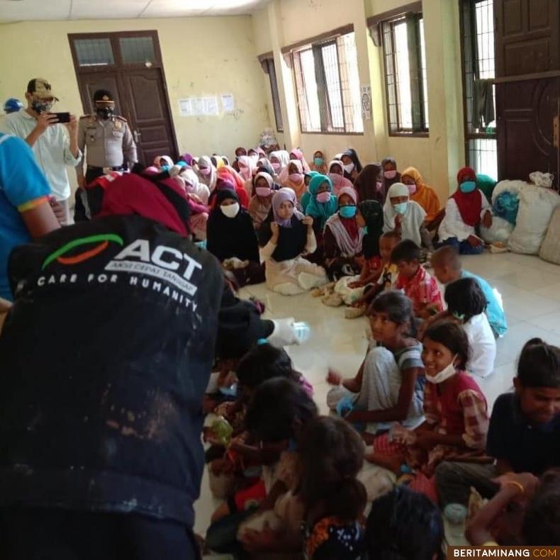 Relawan ACT ketika memberikan makanan kepada pengungsi Rohingya di Aceh Utara. Foto Humas ACT