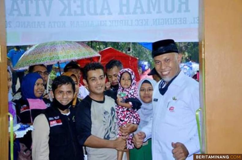 Wako Mahyeldi dan Kepala Cabang ACT Padang, Zeng Wellf foto bersama usai resmikan rumah baru untuk Adek Vita. Foto Humas ACT Padang