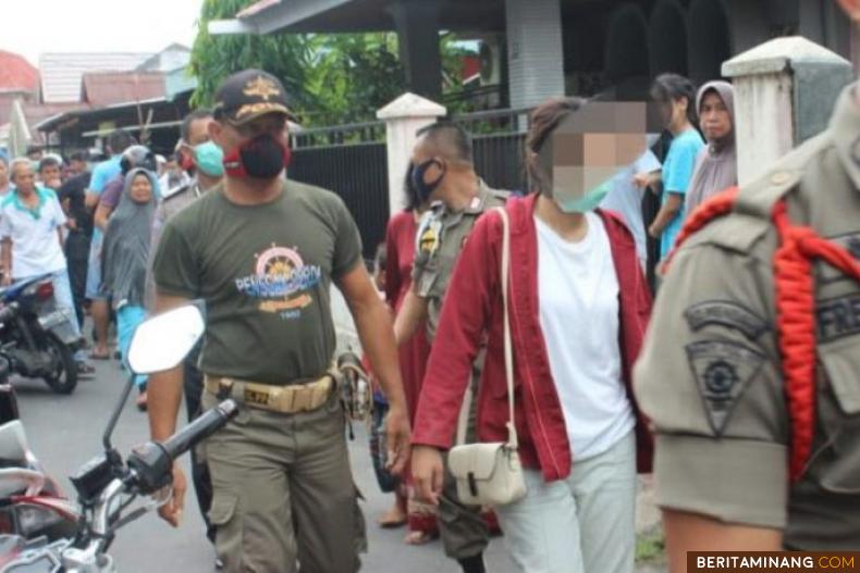 Salah satu pasangan mesum digeladang petugas Satpol PP Kota Padang disaksikan warga. Foto impiannewscom