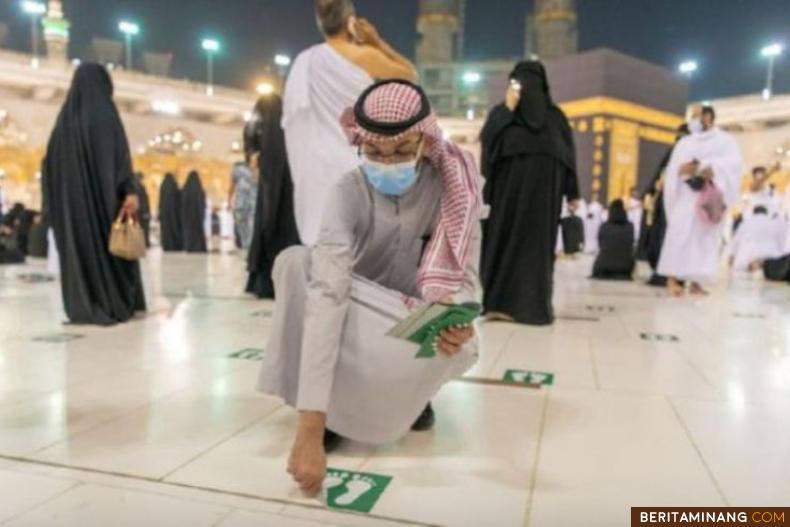 Stiker jaga jarak di Masjidil Haram dicopot petugas di Masjidil Haram Mekah Arab Saudi. (dok. gph.gov.sa)