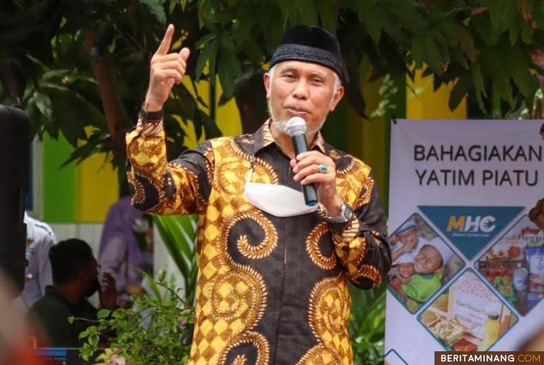 Gubernur Sumatera Barat Mahyeldi dihadapan kepala sekolah, guru-guru, siswa dan alumni dalam acara silaturrahmi SMP 1 Dumai.