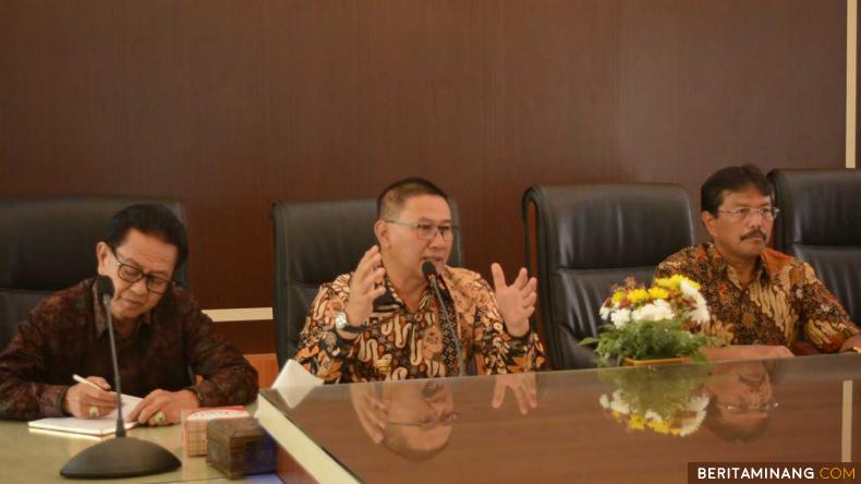 Wako Ramlan Nurmantias dalam sebuah kegiatan bersama pejabat Pemko lainnya.
