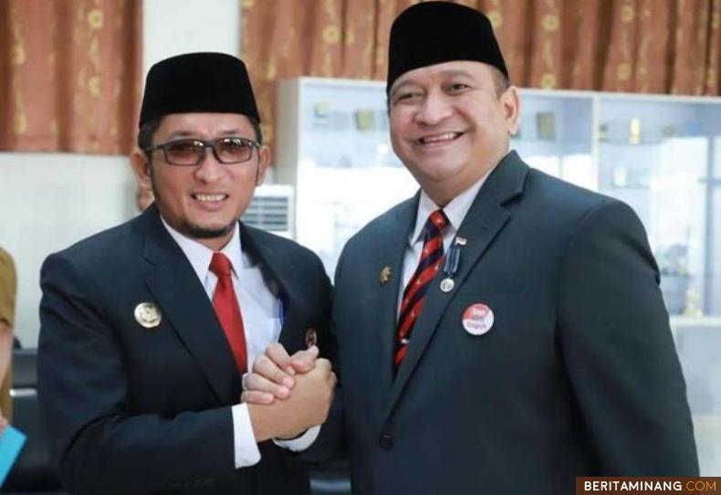 Wako Hendri Septa salam komando dengan Sekda Padang yang baru Andree Algamar usai dilantik.