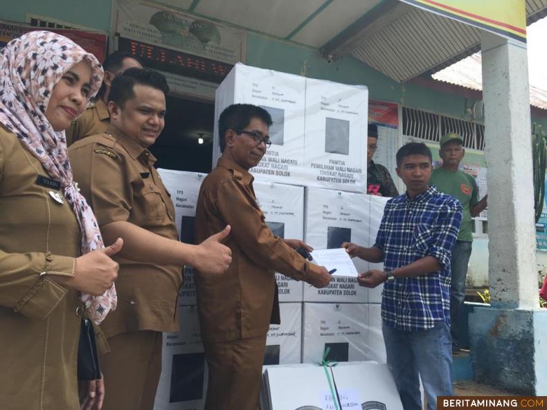 Adrian dengan petugas pemilihan Wali Nagari Kacang Kabupaten Solok. Indra Y
