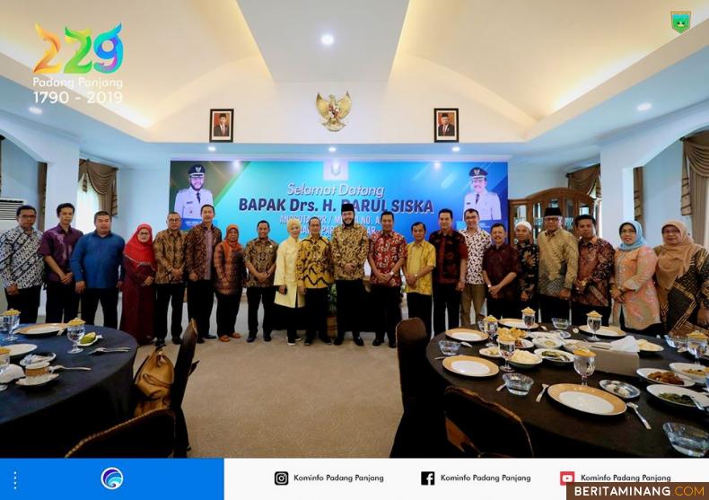 Walikota Padang Panjang Fadly Amran, BBA menyambut kedatangan Anggota DPR/MPR RI Komisi IX Drs. Darul Siska bersama istri dan rombongan di Pandopo Rumah Dinas.