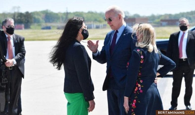 Rashida Tlaib ketika bertemu Presiden Biden saat mendarat di Detroit, Michigan. Ist