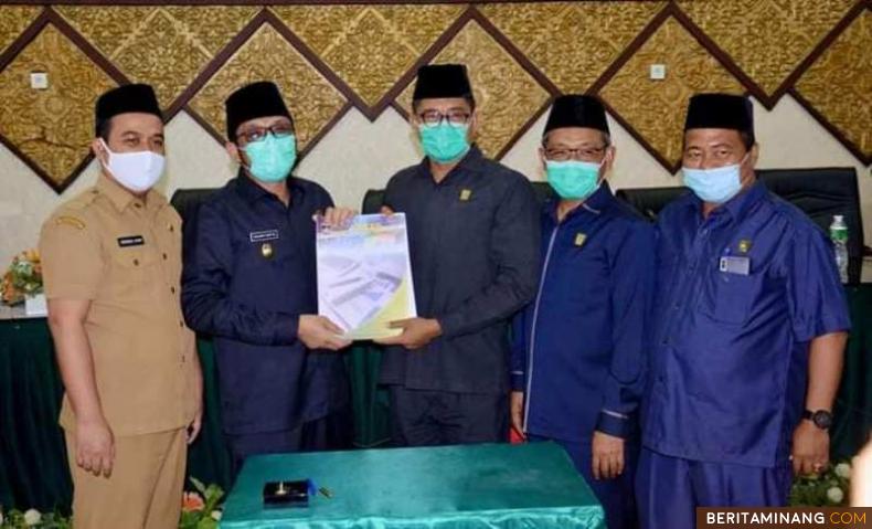 Ketua DPRD Kota Padang Syafrial Kani serahkan persetujuan APBD 2021 kepada i Plt Wali Kota Padang Hendri Septa.