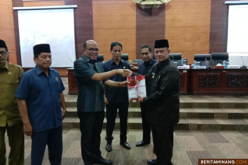 Wagub Nasrul Abit serahkan Draf Ranperda APBD Sumbar 2020 kepada Ketua DPRD Supardi. Foto MAS