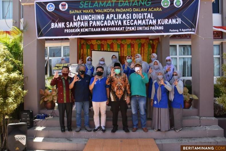 Wawako Padang Hendri Septa foto bersama usai launching Bank Sampah Pancadaya di Kecamatan Kuranji. Foto Prokompim Padang