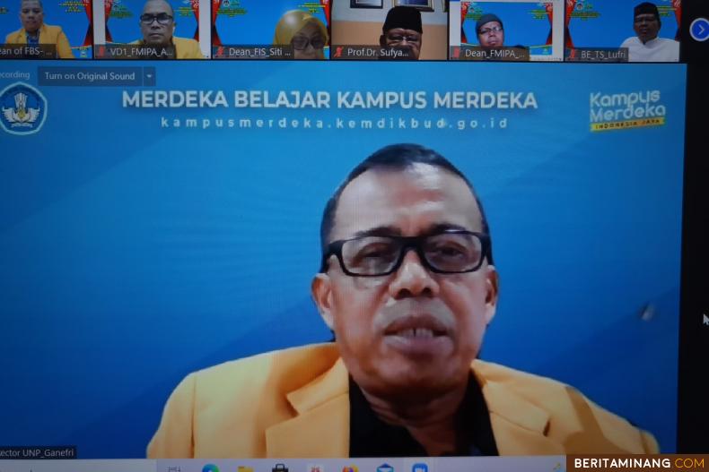 Rektor Universitas Negeri Padang, Prof. Ganefri, Ph.D. memberikan apresiasi atas pelaksanaan Akreditasi Internasional ASIIN oleh Empat Prodi di FMIPA dan FIS pada kegiatan penutupan, Kamis (29/7).