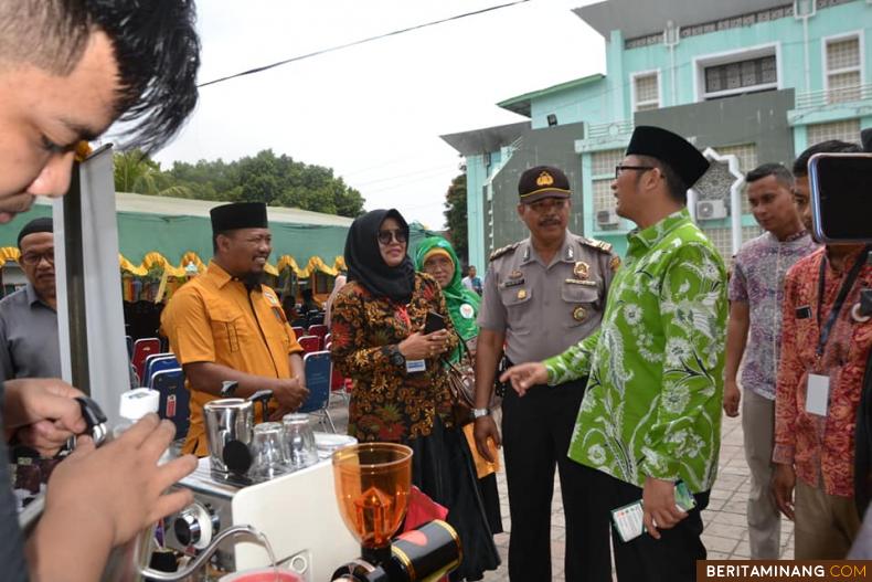Wawako Padang saat tinjau Islamic Fair 2019 di Masjid Agung Nurul Iman Padang. Foto Humas Padang