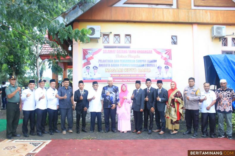 Sesi foto bersama Anggota Bamus Nagari Koto Baru bersama bupati Pasbar dan sejumlah tamu undangan lainnya, usai pelantikan dan pengambilan sumpah. (9/8). Foto: De
