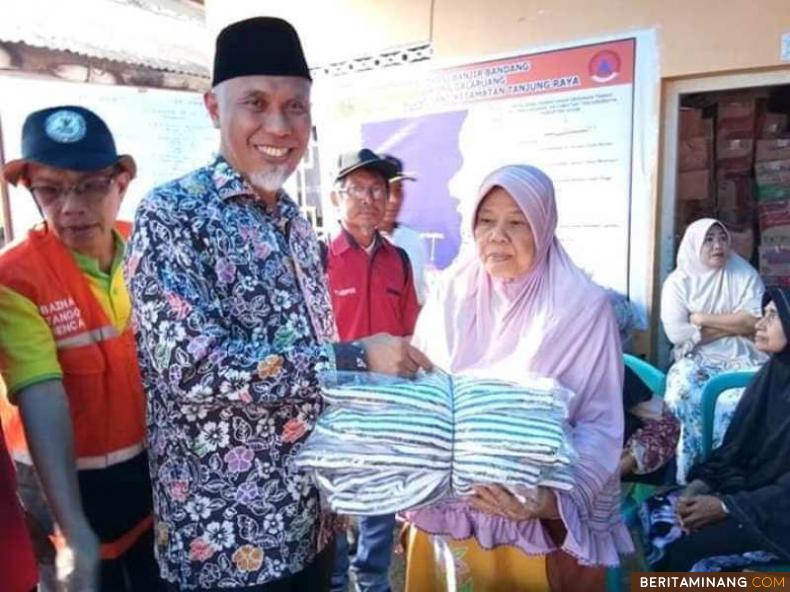 Walikota Padang Mahyeldi Ansharullah turun ke lokasi bencana  memberikan bantuan dan menyemangati korban yang terkena bencana
