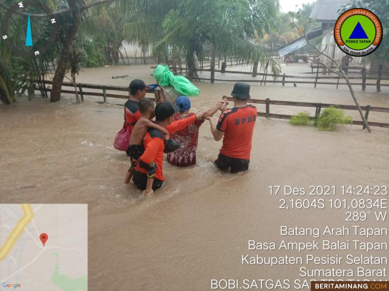 Petugas penyelamat saat evakuasi warga di Tapan, Pessel. Foto:Humas BNPB/BPBD Pessel