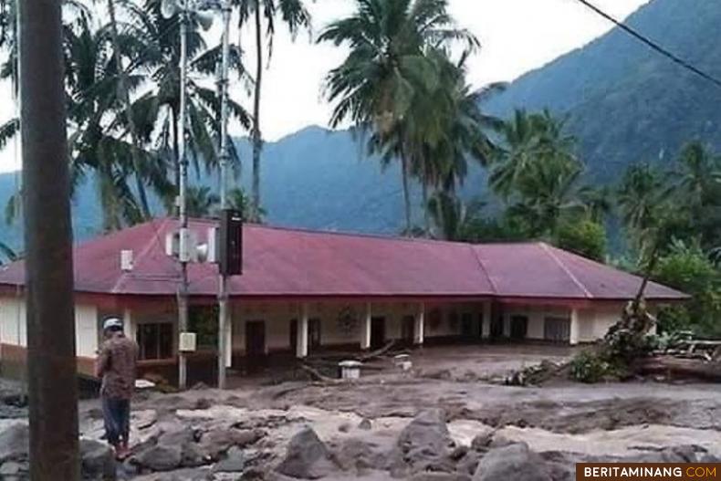 Sebuah sekolah terkena lumpur akibat longsor di kawasan Danau Maninjau, Agam. BNPB
