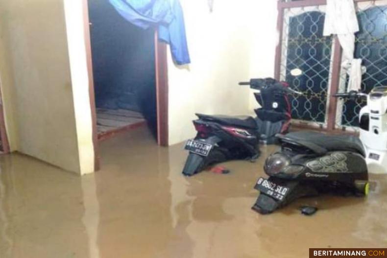 Banjir merendam rumah dan harta milik warga di Tapan Pessel. Foto: Humas Pessel