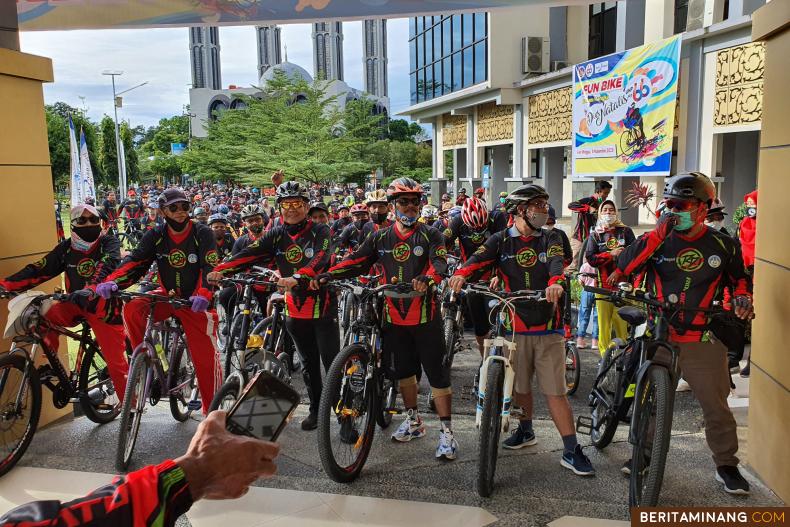 Bank Nagari Berikan Beasiswa sebanyak 499,2 Juta untuk mahasiswa di hadapan pimpinan dan sivitas akademika Universitas Negeri Padang sebelum kegiatan olahraga sepeda santai pada Minggu (8/11).