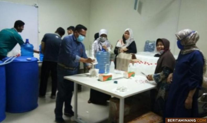 Kesibukan di Labor Biologi FMIPA UNP membuat hand sanitizer. Foto Humas UNP
