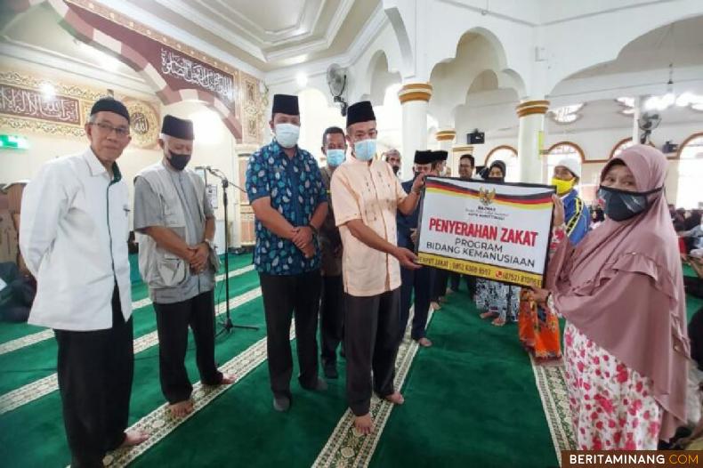 Baznas Bukittinggi salurkan Bantuan Konsumtif untuk 150 mustahig senilai Rp 60 Juta di Kecamatan Guguak Panjang bertempat di Masjid Jami' Tarok, Selasa (27/04)