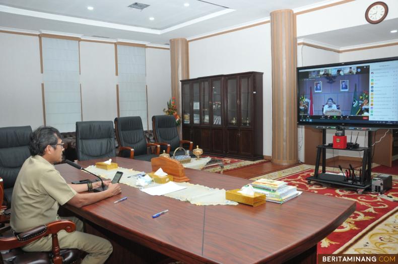 Gubernur Irwan Prayitno saat rapat virtual membahas akreditasi sekolah/madrasah di Sumbar 2020. Foto Humas Sumbar