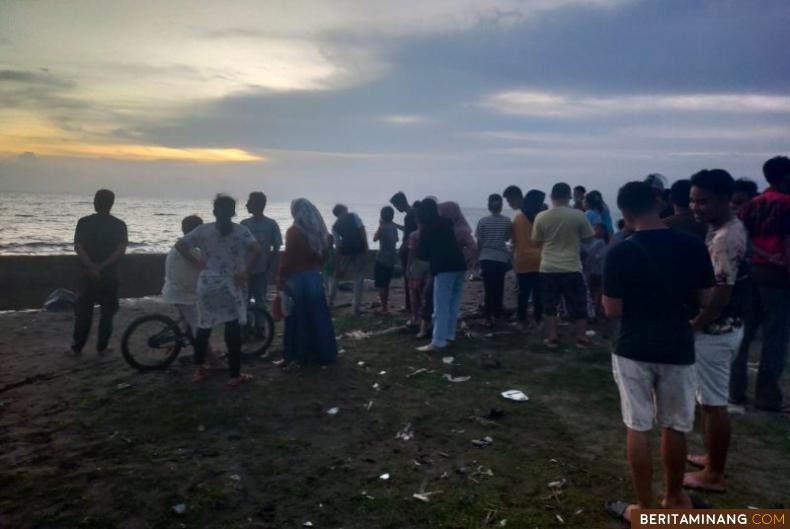 Warga yang ramai melihat Tim Penyelamat gabungan mencari Dua Remaja Hanyut di Pantai Purus Padang. Foto; Grup WA