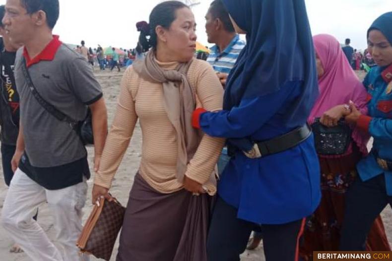 Proses evakusi korban tenggelamnya Kapal Wisata ke Pulau Anggo Duo Pariaman. Foto BPBD Pariaman