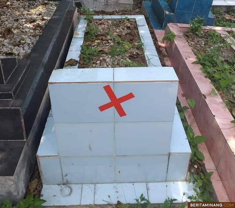 Makam yang diberi tanda silang merah karena belum bayar retribusi. Foto: Diskominfo Padang