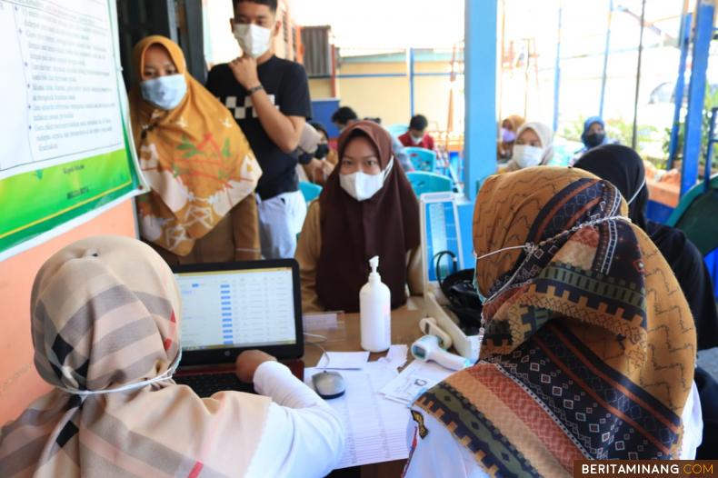 Disya, warga Lingkungan Nan Kodok, Kelurahan Tigo Koto Dibaruah, Kecamatan Payakumbuh Utara, Kota Payakumbuh yang tidak jadi disuntik vaksin Covid-19 karena belum genap 18 tahun.