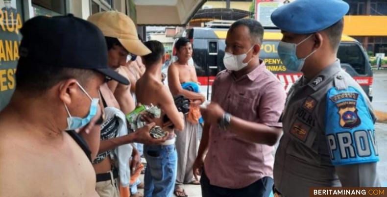 Tim gabungan Polresta Padang mengamankan pelaku yang diduga melakukan pungli di Simpang Air Mancur Pasar Raya Padang, Sabtu (12/6). Foto: tribratanews.sumbar.polri.go.id