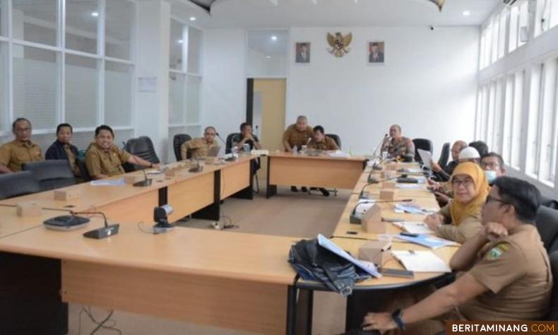 Wawako Asrul saat memimpon rapat koordinasi monitoring dan evaluasi mingguan Pengendalian Inflasi yang diikuti Tim Pengendalian Inflasi Daerah (TPID) se-Indonesia, Senin (31/10/2022). Foto: Kominfo Padang Panjang