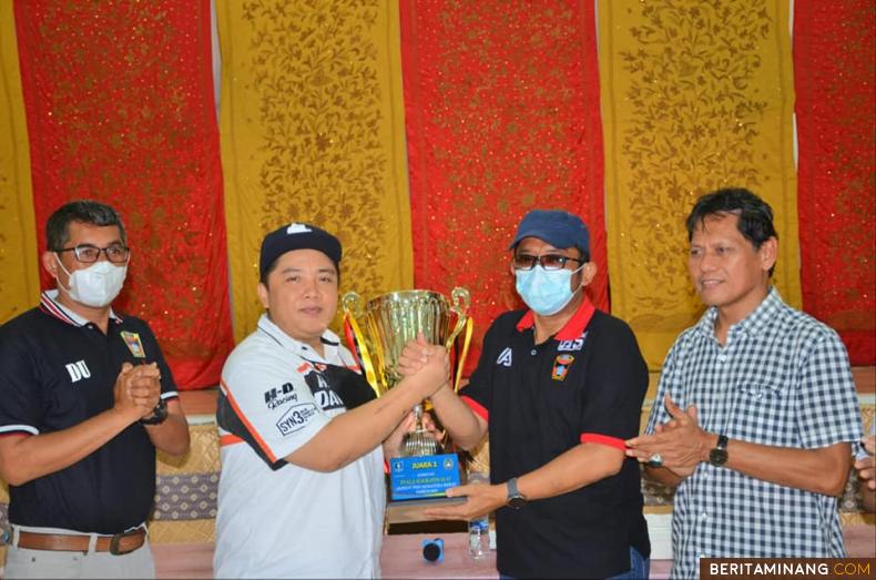 Hendri Septa sewaktu menggelar kegiatan silaturrahim sekaligus memberikan reward kepada para pemain Pandeka Mudo tersebut dan juga pemain PSP U-15 yang meraih juara Piala Soeratin tingkat nasional 2019 di Palanta kediaman resminya, Kamis (13/1/2022).