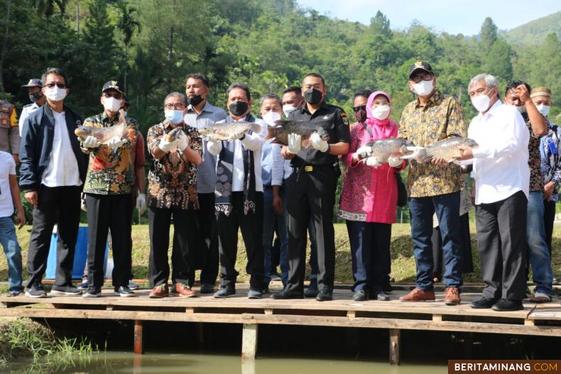 Bersama Menteri KKP, Bupati Lima Puluh Kota Kembangkan Gurami BIMA