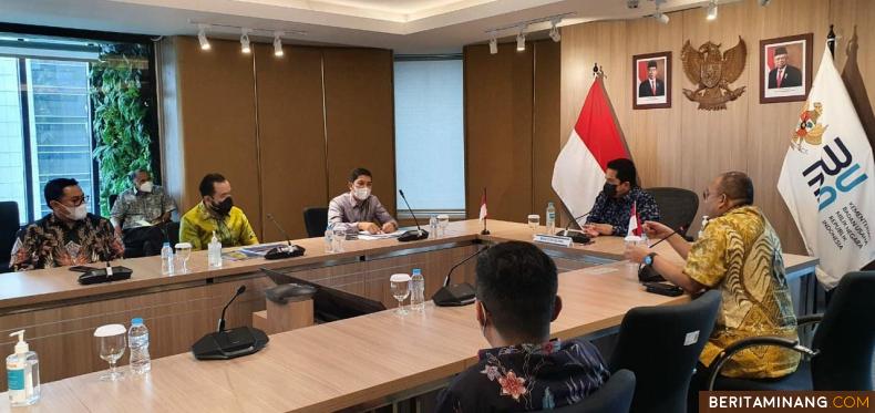 Walikota, H. Fadly Amran, BBA Datuak Paduko Malano saat meminta dukungan Menneg BUMN, Erick Thohir untuk mengizinkan pengembangan Stasiun Kereta Api Padang Panjang (SKAPP) di Kantor Kementerian BUMN, Jakarta, Selasa 30 Maret lalu.