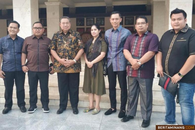 Calon Bupati Sijunjung Rizki Abdian Putra (paling kanan) bersama Cabup Limapuluh Kota H. Fikri Hidayat (dua dari kiri) saat bertemu dengan Ketua Umum DPP Partai Demokrat H. Susilo Bambang Yudhoyono (SBY) di Jakarta. Ist